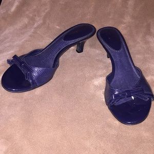 Michelle D Sz 8M Navy lthr/patent heeled mules